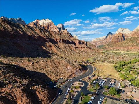 Erstaunliche Gelegenheit, einen kostenpflichtigen Parkplatz zu besitzen, nur wenige Schritte vom Haupteingang des Zion National Park und gegenüber dem Zion Canyon Village in Springdale, UT, entfernt. Dieses schlüsselfertige Geschäft ist gut etabliert...