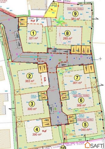 PLOUGONVELIN Bourg Terrain constructible de 285 m² borné et viabilisé. Il est possible d'y bâtir une maison de plain pied ou à étage. Il est libre de tout constructeur. Les commerces et les commodités du quotidien sont accessibles à pied. Le secteur ...