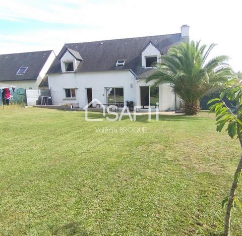 Située à Kervignac (56700), cette maison bénéficie d'un emplacement idéal alliant le calme de la campagne et la proximité des commodités de la ville. À proximité des arrêts de bus et des écoles, cette propriété offre un cadre de vie pratique et agréa...