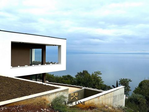 Una bellissima villa di nuova costruzione con piscina vicino a Lovran, situata a soli 400 m dal mare e ideale per chi cerca lusso, comfort e una vista panoramica sul Golfo del Quarnero. Il piano terra della villa è progettato con uno spazioso concett...