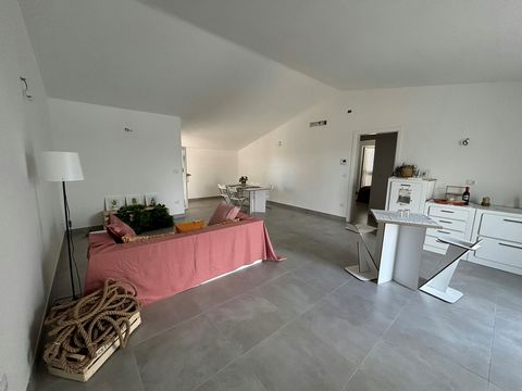 Meraviglioso attico nel cuore di Corropoli, situato al quarto piano con ascensore. Questo ampio e luminoso appartamento di 120 mq presenta un ingresso su una zona giorno open space con cucina a vista, ideale per convivialità. Composto da due camere m...