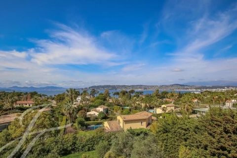 In Cap d'Antibes aan de westkant, op een perceel van 9143 m². Dit uitzonderlijke pand, gebouwd in 1957 door de beroemde architect BUZI, is geclassificeerd als erfgoed. Het biedt een panoramisch uitzicht op zee over de baai van Juan les Pins en Cannes...