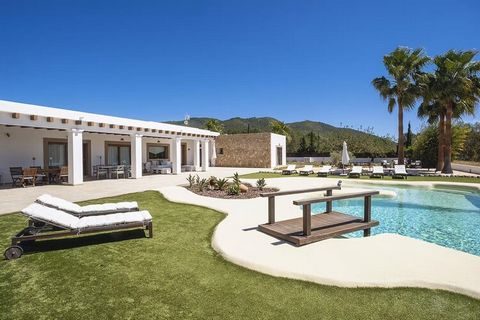 Cette spacieuse villa offre une évasion sereine dans la belle région nord d'Ibiza, parfaite pour les familles ou les groupes recherchant intimité et tranquillité. Pouvant accueillir jusqu'à huit personnes, la propriété dispose de quatre chambres clim...