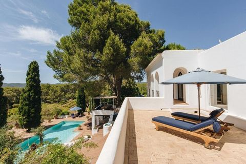 ¡Descubre el refugio de tus sueños en el corazón de Ibiza! Esta villa bellamente restaurada ofrece una escapada serena, con impresionantes vistas a los exuberantes campos de aguacates y cítricos. A solo 5 minutos del encantador pueblo de San Rafael y...