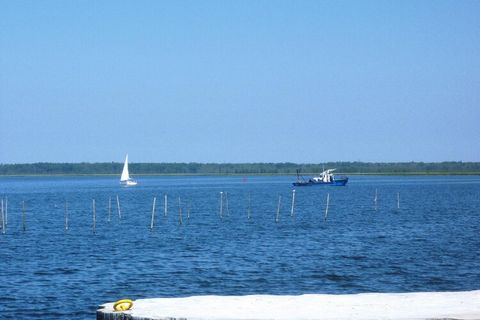 Twee gezellige houten huizen, op slechts 100 meter van het meer van Wicko aan de Stettiner Haff en op een paar kilometer van het prachtige strand aan de Oostzee in Miedzyzdroje. Beide vakantiehuizen hebben een open haard en een groot overdekt terras ...