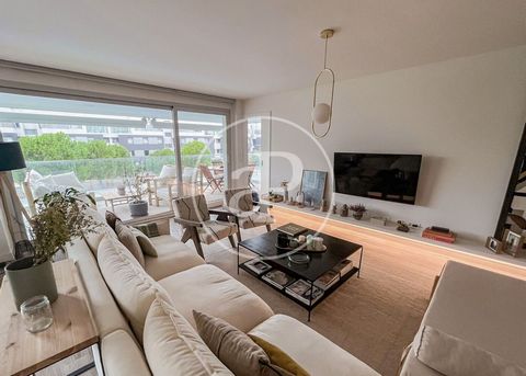 Wohnung von 298 m2 mit Ausblicke Im Großraum von Hortaleza. Die Immobilie hat 4 Zimmer, 4 Bäder, Pool, 3 Parkplätze, Klimaanlage, Balkon, Pförtner und Abstellraum. Ref. VMN2410019 Features: - Air Conditioning - SwimmingPool - Lift - Balcony