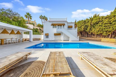 Diese unglaubliche Villa im Ibiza-Stil wurde 2019 vollständig nach hohen Standards renoviert und liegt sehr schön auf der Rückseite eines großen Grundstücks von 1400 m2 und bietet einen Blick auf das Meer und die Umgebung vom Pooldeck aus. Die Poolte...