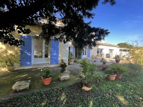 Vous êtes à la recherche d'une propriété à la campagne entre les Alpilles et Arles, cette maison sera parfaite pour vous ! Idéal de part ses beaux volumes, elle offre environ 200m2 habitable. Elle est composée au rez-de-chaussée, d'une entrée, d'un v...