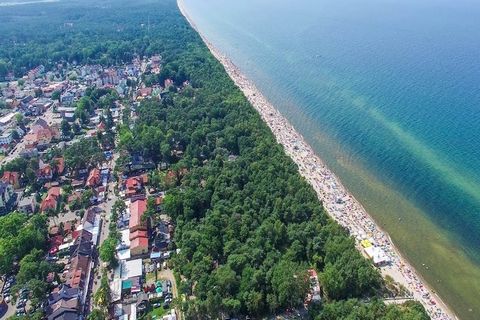 Kompleks wypoczynkowy w bliskiej odległości od nadmorskiej plaży (200 m), w otoczeniu sosnowego lasu. Do centrum miejscowości jest stąd ok. 400 m. W sąsiedztwie są punkty gastronomiczne serwujące pyszne, domowe obiady. Przytulne, 4-osobowe apartament...