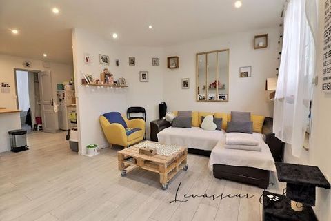 Mouy (60250) - A vendre Charmant appartement d'environ 46m² dans un immeuble de caractère en petite copropriété avec syndic bénévole. Profitez d'une grande pièce à vivre ouverte sur une cuisine aménagée et équipée, une salle de bain moderne, un wc et...