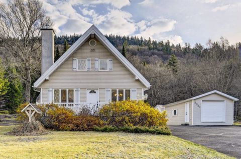 Maison unifamiliale à vendre à Stoneham et Tewkesbury. Cette spacieuse propriété dispose de quatre chambres, parfaite pour accueillir votre famille. Le grand salon agrémenté d'un foyer au granule, offre un espace chaleureux et convivial. Profitez d'u...