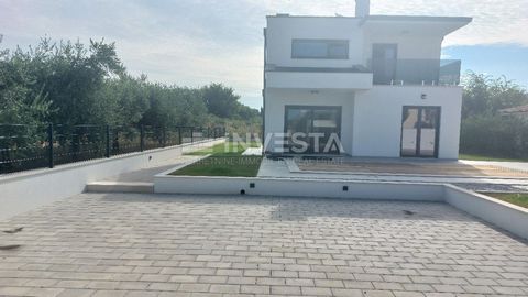 Location: Istarska županija, Poreč, Poreč. Villa moderna nei dintorni di Poreč con vista mare Descrizione della proprietà: In un piccolo insediamento vicino a Poreč, a soli 6 km dal centro città, si trova questa eccezionale villa moderna di complessi...