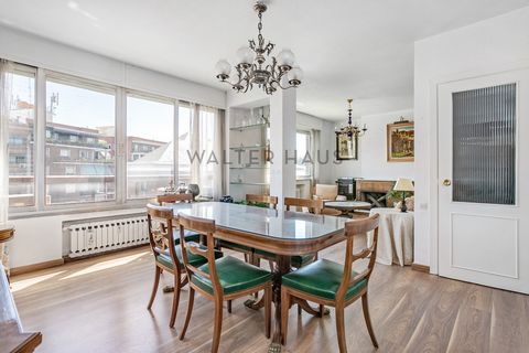 Magnificent home on Paseo de la Habana with a parking space on the property, located in one of the best neighborhoods in Madrid, it has three bedrooms, three bathrooms and a large terrace, it faces north, south and east, since the property It is on t...