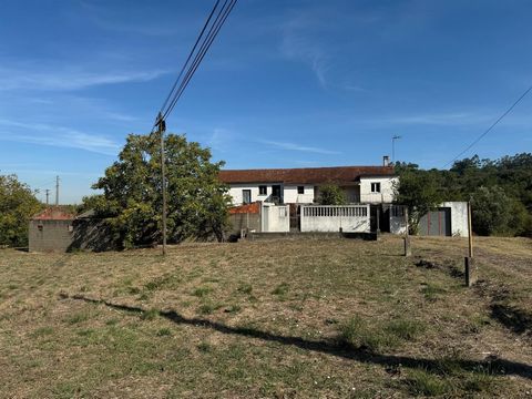 Vrijstaand en onbelemmerd, zonnig huis, op 5 km van Pombal, met enkele restauraties in de buurt, zou uw toekomstige woning kunnen zijn. Bestaande uit twee verdiepingen, op de eerste verdieping is er een keuken, woonkamer, drie slaapkamers, toilet en ...