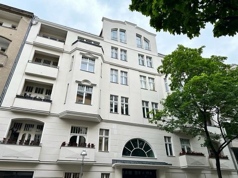 Genesteld in de charmante wijk Wilmersdorf, biedt deze prachtige 3-kamer woning een unieke investeringsmogelijkheid. Gelegen op de 3e verdieping van een prachtig oud gebouw, straalt dit appartement klassieke Berlijnse charme uit met zijn ongelooflijk...