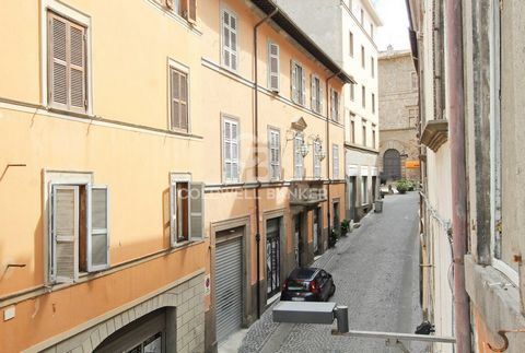 La Coldwell Banker propone in vendita in esclusiva, nel cuore del centro storico di Viterbo e più precisamente Via DellOrologio Vecchio quasi ad Angolo con la bellissima Piazza delle Erbe, un fabbricato cielo terra di circa mq. 450 disposto su due li...