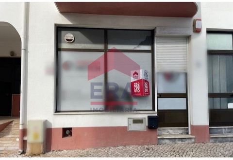 Tienda de 62,42 m2 en Peniche. Consta de planta baja y sótano. Con baño propio. *La información proporcionada es solo para fines informativos, no vinculante y no exime de consultar el mediador.* Categoría Energética: C #ref:150240281