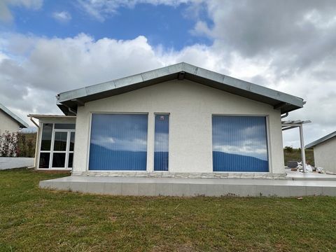 We zijn blij om u dit prachtig ingerichte en volledig uitgeruste huis aan te bieden, niet ver van de stranden van het dorp Kranevo. Het pand maakt deel uit van een klein wooncomplex op een heuvel en biedt een prachtig uitzicht op de omliggende bossen...