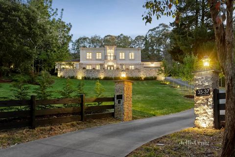 Dit voortreffelijke, architectonisch ontworpen huis, het hoogtepunt van gezinsleven en entertainment, toont uitzonderlijk vakmanschap op een vooraanstaand adres in Park Orchard. Commandant van de hoge kant met elegante stenen gestapelde muur en een a...