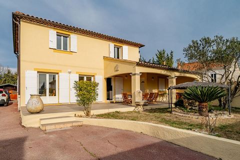 A proximité de Septemes les vallons et proche de l'hôpital Nord, dans une impasse au calme, cette superbe propriété de 2001, clôturée et sécurisée avec alarme et vidéosurveillance se compose d'une première grande maison aux façades et toiture en parf...