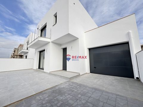 EH09 - Empuriabrava; home. Beautiful recent villa located in Empuriabrava, in Sector Mestral. This home built on a 250 square meter plot of land. Distributed in the basement, ground floor and first floor, it offers a perfect combination of style and ...