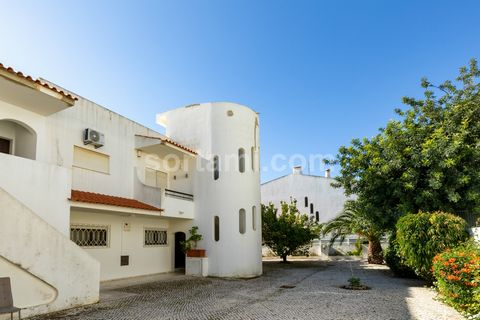 ¡Excelente apartamento de 2 dormitorios en el centro de Albufeira! Apartamento de 120 m2, amplio salón con cocina americana equipada con muebles lacados en blanco y piedra negra, chimenea con estufa, balcón, dos dormitorios con armarios empotrados, u...