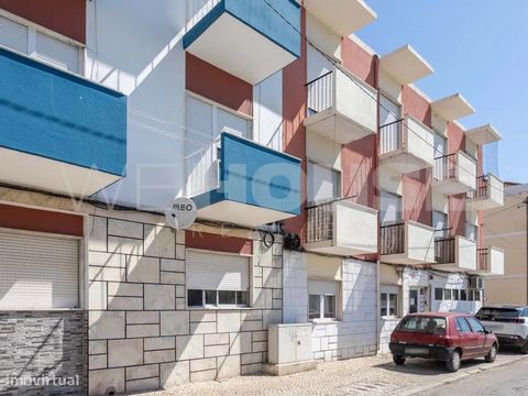 Apartamento T1 recentemente remodelado com acesso a logradouro com churrasqueira em Alhos Vedros, Moita. Este apartamento é perfeito para um casal ou uma pessoa que procura um espaço confortável para viver. O apartamento é composto por um quarto espa...