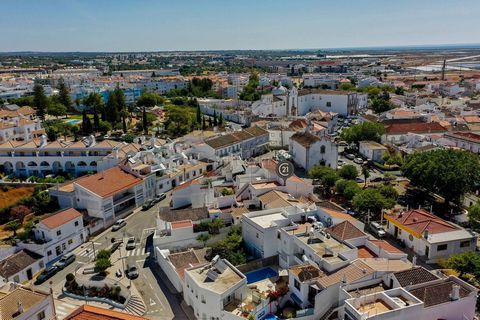 Come and see this 3-bedroom house with commercial space, located in the heart of Tavira, facing the prestigious garden of Largo de São Brás. This property, spread over three floors, offers an exceptional combination of residential living and business...