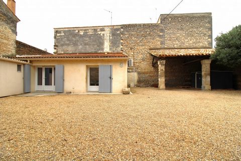 Venez découvrir cette charmante maison idéalement située en plein coeur du village. Parfaite pour profiter d'un cadre de vie tranquille et convivial. Elle offre un agréable espace de vie avec cuisine tout equipée de 27m2, dispose de 2 chambres avec p...