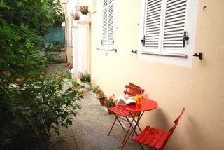 Exclusivité - Idéalement situé à seulement 200 mètres de la Plage et de la célèbre Promenade des Anglais, cet appartement est parfait pour ceux qui souhaitent un accès rapide à la plage et au centre de Nice. Situé au deuxième étage d'une petite résid...