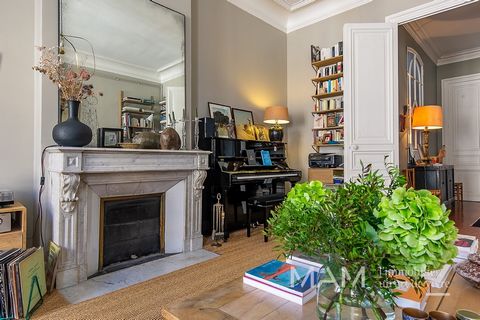 Au coeur du quartier des antiquaires, MAM vous propose ce très bel appartement bourgeois situé au 3ème étage sur quatre. La lumière y est douce et l'ambiance apaisée. L'entrée de 23m2 distribue en étoile tout l'appartement. Sur la gauche, côté rue, u...