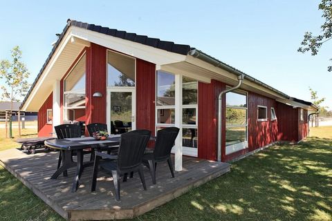 Dänisches Ferienhaus in dem schönen Gebiet des Holiday Vital Resort bei Großenbrode. Das Haus ist hell und freundlich im skandinavischen Stil eingerichtet. Es sind zwei Schlafzimmer mit Doppelbetten, ein Schlafzimmer mit Einzelbetten und ein - bei Ki...