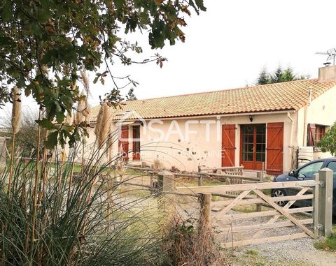 Située à Landeronde (85150) dans un environnement champêtre, cette maison offre un cadre paisible tout en restant proche des commodités. La maison de 85 m² sur un terrain de près de 600 m² a été entièrement rénovée en 2010. Elle possède à poêle à boi...