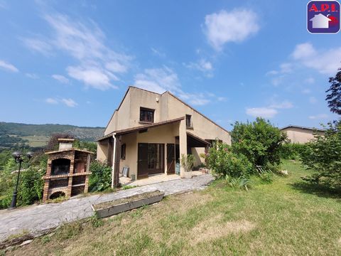 VILLA T5 AVEC JARDIN Disponible mi février 2025 A 10 minutes du centre-ville de Foix, Villa avec jardin composée, au rez-de-chaussée d'une entrée, d'une cuisine aménagée semi équipée (plaque gaz en bouteille, hotte, four), d'un séjour avec cheminée d...