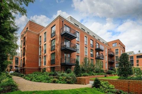 Discover the elegance of a prestigious collection of new apartments and houses in the heart of Winchester. With final availability for our stunning 2-bedroom apartments and immediate move-in options for spacious 5-bedroom homes, this development offe...