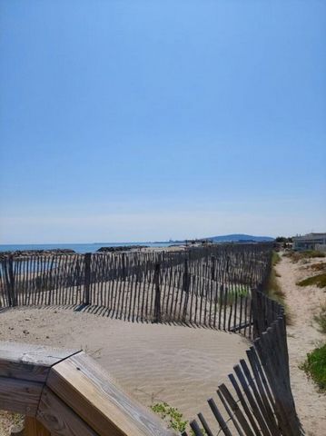 Grande Maison à Frontignan Plage très bien située. A 100 mètres des plus belles plages de Frontignan. Dans un quartier résidentiel au calme, cette maison de 4 chambres au 1er étage, et d'une très grande pièce à vivre en rdc avec cuisine indépendante ...