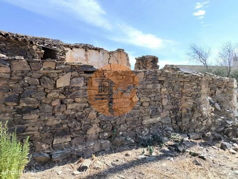 Maison en pierre, avec projet - à Faz Fato - Tavira - Algarve. Ruine de 60m2 en pierre de schiste posée sur un terrain de 200m2. Terrain de 200 m² avec projet architectural en phase finale d’approbation. Situé au cœur de la Serra de Conceição de Tavi...