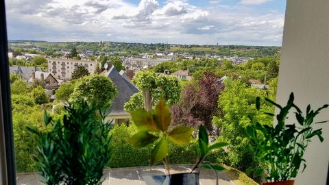 Appartement T3 au deuxième étage dans une résidence avec ascenseur, comprenant : séjour spacieux de plus de de 30m2 avec balcon et vue dégagée sur Evreux, cuisine ouverte aménagée et équipée, deux chambres dont une avec balcon, salle de bains, wc sép...