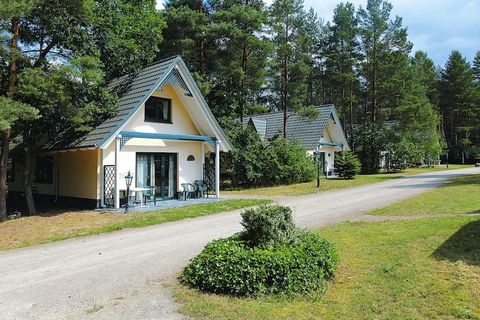 Village de vacances moderne situé dans un endroit isolé et non perturbé, directement au bord du lac de Drewitz, l'un des lacs les plus clairs de la région des lacs du Mecklembourg. Les maisons de vacances offrent une ambiance fraîche et un confort mo...