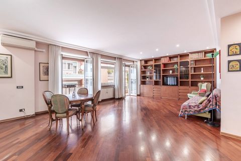 Via Attilio Friggeri - Nous avons le plaisir de proposer à la vente un élégant appartement d'environ 190 mètres carrés à l'intérieur, situé au quatrième étage d'un immeuble en excellent état intérieur et extérieur avec ascenseur et service de concier...