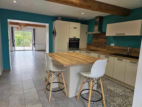 Belle maison de 173m² à Escoussens. Ce bien lumineux a été rénové avec goût et offre de beaux volumes. Au RDC, vous trouverez une cuisine entièrement équipée et aménagée, donnant sur un espace de vie avec une partie salle à manger de 34.6m² et un sal...