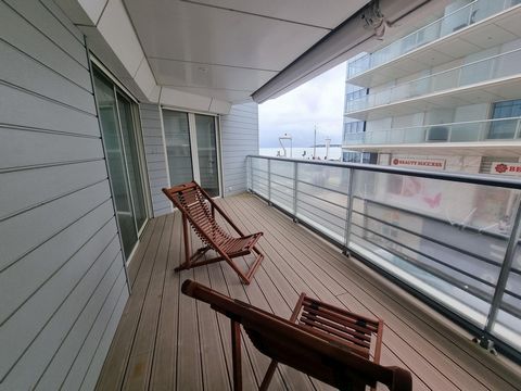 Situé dans la charmante ville de La Baule-Escoublac (44500), cet appartement bénéficie d'un emplacement prisé en bord de mer, offrant un cadre de vie agréable et authentique. La Baule-Escoublac est réputée pour ses kilomètres de plages de sable fin, ...