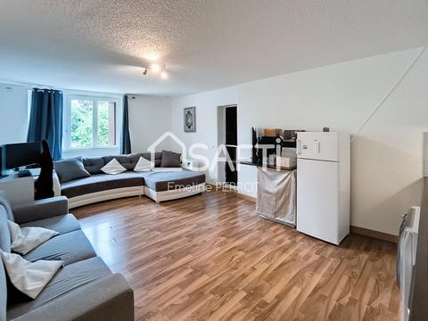 Located in Ségny, this T2 apartment is ideally situated in the heart of the village. All essential amenities are within easy reach, offering residents a practical and pleasant daily life. Outside, there's a private outdoor parking space. Inside, this...