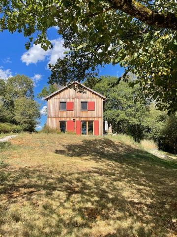 Come and visit this attractive wooden house built in 2021. With wood wool insulation and a wood-burning stove, this house combines modern comfort with respect for the environment. On the ground floor, you'll be greeted by a welcoming entrance hall le...