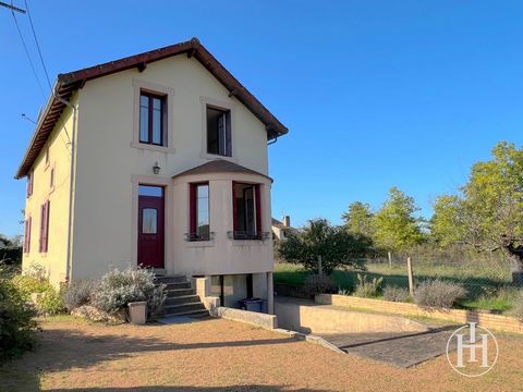 Venez découvrir cette charmante maison individuelle située à Meaulne-Vitray, offrant de beaux volumes et un cadre de vie paisible. Idéalement entretenue, elle est prête à accueillir ses futurs propriétaires sans travaux majeurs. Une entrée accueillan...