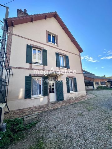 Située à Sens, à 5 minutes à pied du centre ville, cette charmante demeure bénéficie des commodisées, écoles et commerces, elle séduit par sa localisation idéale. À l'intérieur, cette maison chaleureuse se compose d'un salon séjour avec poêle à bois ...