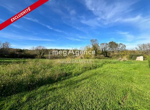 Situé à Villamblard (24140), ce terrain de 1670m2 sélectionné parmi notre large gamme d'une centaine de terrains viabilisés et administrativement disponibles à la vente actuellement, est doté du tout à l'égout et d'une vue dominante sur la campagne e...