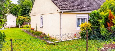 Venez découvrir ce charmant pavillon de plain-pied de 80 m², accompagné d'un garage. L'entrée s'ouvre sur un couloir qui dessert une cuisine, un salon, un WC indépendant, une salle de bain et 3 chambres spacieuses. Un terrain arboré et fleuri de 640 ...