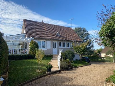 Maison familiale à vendre - Vineuil- agglomération de Blois Cette belle maison familiale, parfaitement entretenue offre des espaces généreux et fonctionnels, parfaits pour une famille. Vaste entrée avec hauteur cathédrale, cuisine aménagée et équipée...