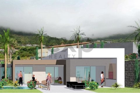 Land met project voor 2 huizen met zwembad in Arco da Calheta, Madeira We presenteren een stuk grond gelegen in het charmante Arco da Calheta, op het eiland Madeira.  Dit land omvat een goedgekeurd project voor de bouw van twee gelijkvloerse huizen m...